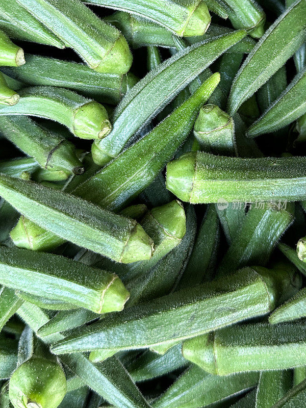 在户外果蔬市场出售的新鲜绿色秋葵(Abelmoschus esculentus)的全画幅图像，高架视图